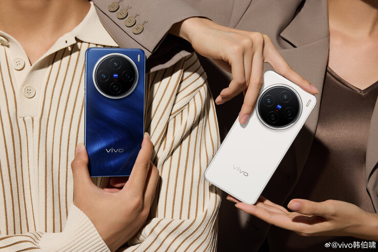 The Vivo X200 in Micro Wave Blue (left) or plain white (right). (Source: Han Boxiao via Weibo  Digital Chat Station via Weibo)