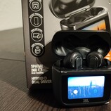 The JBL Tour Pro 3 comes with a charging case with touchscreen (Image source: Notebookcheck)