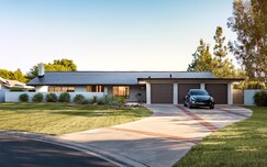 House with Tesla shingles (Image: Tesla)