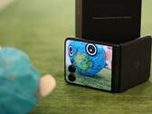 The Motorola Razr+ 2024 is super versatile thanks to its foldable display, but it also has some weaknesses. (Image source: Notebookcheck)