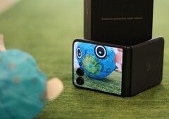 The Motorola Razr+ 2024 is super versatile thanks to its foldable display, but it also has some weaknesses. (Image source: Notebookcheck)