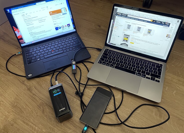 Usually plugged into the power bank: Lenovos X13s and Apples MBP 13 M1. (Photo: Andreas Sebayang/Notebookcheck.com)