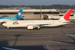 Japan Airlines plane at Tokyo Airport. (Image source: aeroprints.com, CC BY-SA 3.0, via Wikimedia Commons)