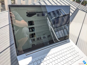 Using the HP Envy 17 cg1356ng outdoors (sun from behind the laptop)