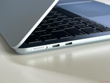 Apple MacBook Air 13 M4 2025 ports. (Image source: Andreas Osthoff for Notebookcheck)