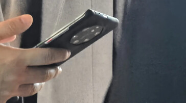 The Huawei "Mate 70 Pro" and its case are allegedly spotted in the wild. (Source: Techmaniacs)