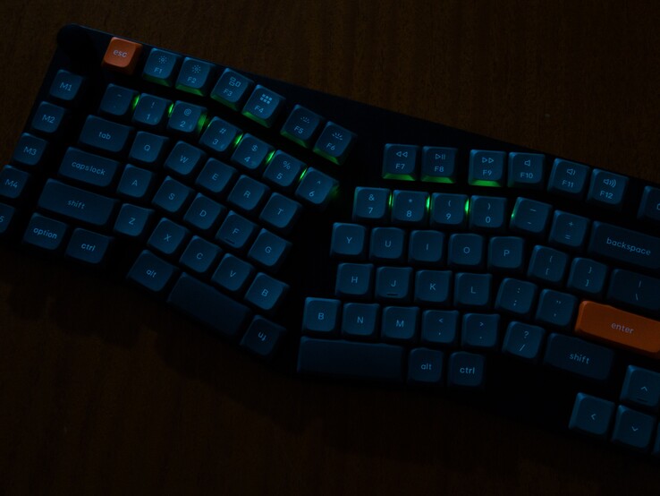 Keychron K15 Max showing battery percentage with number row