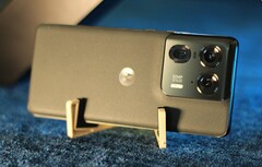 The Motorola Edge 50 Ultra's case is high-quality and unique. But it has a lot to offer under the hood, too. (Image source: Notebookcheck)