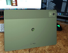 The Moto Pad 60 Pro in stylish green is only available in a few countries, but it is a great alternative to the rather boring devices from its competitors. (Image source: Notebookcheck)