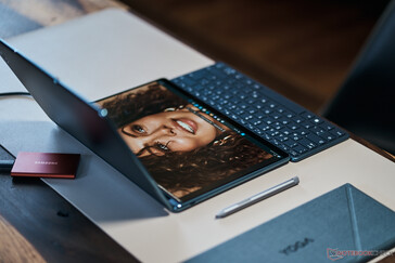 Wireless keyboard can be placed on top of or in front of the second screen