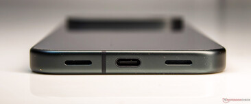 Bottom: Loudspeaker, USB 3.2 Type-C, Microphone