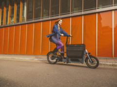 The Car.los V1 electric cargo bike can be folded. (Image source: Car.los)