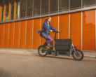 The Car.los V1 electric cargo bike can be folded. (Image source: Car.los)