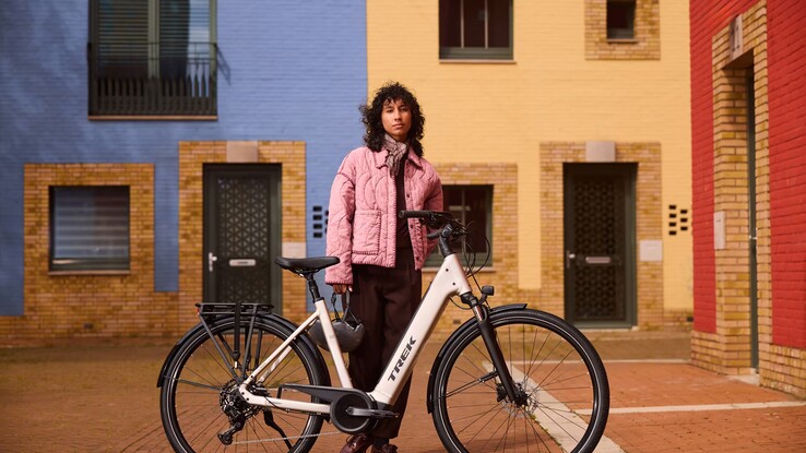 The District+ e-bike in lunar silver colorway