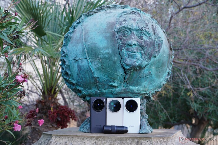 The years 2024 and 2025 saw the release of three Vivo flagship generations: the Vivo X100 Pro (left), the Vivo X200 Ultra (right), and the Vivo X300 Pro (center).