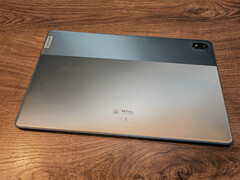 The Lenovo Tab P11 5G sports a modern look with its metal backside and offers some special features.