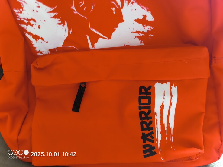 Perfect red (C51111) color backpack appears orange (Image source: Sergey Tarasov - Notebookcheck)