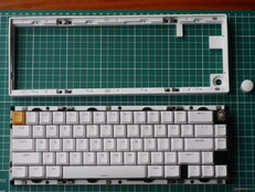 The Lemokey P2 HE comes apart by simply removing the knob and pulling the top case off