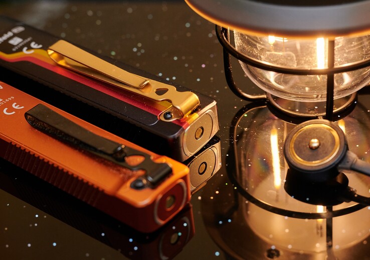 The Arkfelds are charged via MCC cable. (Image source: Andreas Sebayang/Notebookcheck.com)