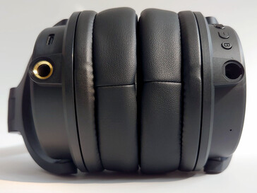 USB port & 6.35 mm jack on the left earcup, 3.5 mm jack on the right. (Image source: Notebookcheck)