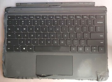 Surface Pro non-Alcantara keyboard also dirty and fraying. (Image source: Notebookcheck)