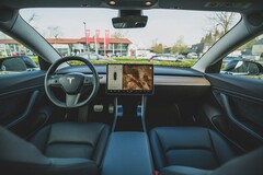 Tesla's Full Self-Driving is an $8,000 outright or $99/month subscription. (Image Source: Bram Van Oost)