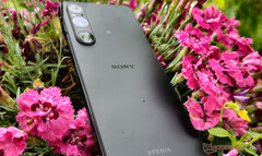 The Xperia 1 VI is likely to retain Sony's distinct 21:9 aspect ratio, predecessor pictured. (Image source: Notebookcheck)