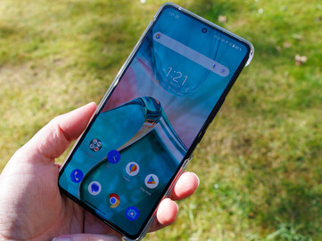 Asus Zenfone 12 Ultra outdoors
