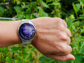 Watch 5 (42 mm) outdoors