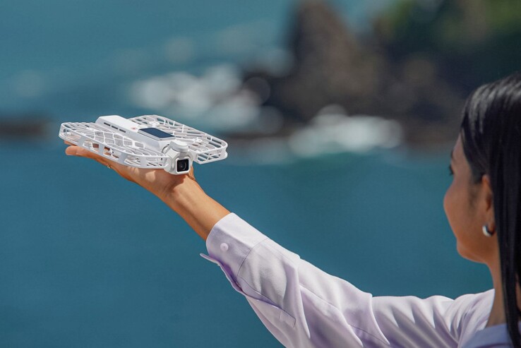 The Hoverair Versa attaches to its Flight Kit drone base with the MagLatch mount.