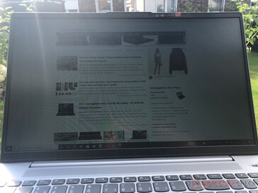 Thanks to sufficient brightness and a matte display, the Lenovo IdeaPad 5 15ALC05 can be used outdoors.