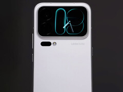 The rear display seems to have narrower bezels. Pictured: a screenshot from the hands-on video showing the Xiaomi 18 Pro.