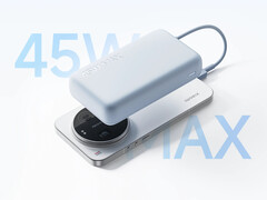 Xiaomi's new 45 W power bank charging a Xiaomi 17 Ultra.