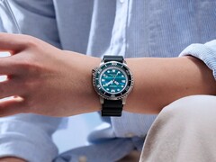 The BN0167-09W features a 44mm stainless steel case, giving it a more traditional dive watch presence on the wrist.