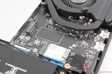 Secondary PCIe4 x4 M.2 2280 SSD slot for expansion