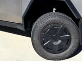 The base Cybertruck aero wheel covers seem to be a reasonable solution to the flawed Cyber wheel covers that were damaging tyre sidewalls recently. (Image source: Nic Cruz Patane on X)