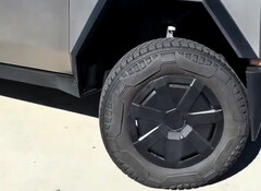 The base Cybertruck aero wheel covers seem to be a reasonable solution to the flawed Cyber wheel covers that were damaging tyre sidewalls recently. (Image source: Nic Cruz Patane on X)