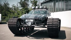 After being equipped with chains weighing 1.3 metric tons each, the Tesla Model 3 is hardly recognizable (Image: The Real Life Guys)