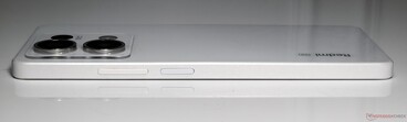 Right: Volume rocker, Power switch with integrated fingerprint reader