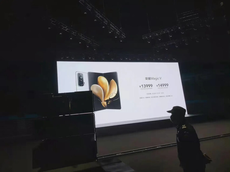 An allegedly leaked Magic V launch slide. (Source: WHYLAB via Weibo)