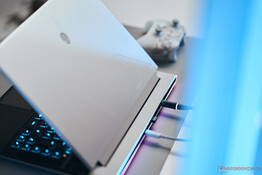 Alienware x16 R2 gaming laptop rear ports (Image source: Allen Ngo)