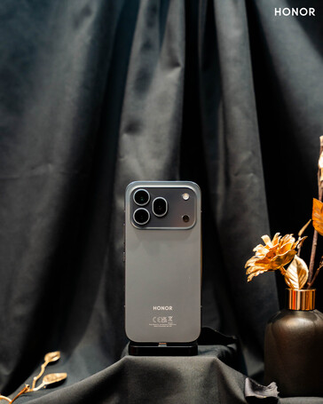 The Honor 600 Pro boasts a large 7,000 mAh battery with 80 W wired charging support