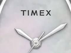 The Timex TW2Y86400's dial, close-up.