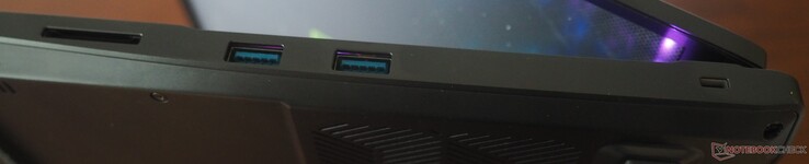 right side: card reader, 2x USB-A 3.2 Gen1, Kensington Lock