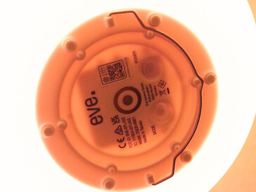 The bottom of the Eve Flare with a handle and charging circles. (photo: Andreas Sebayang/Notebookcheck.com)