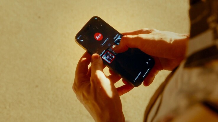 Photos from the Leica D-Lux 8 can be transferred wirelessly to a smartphone.