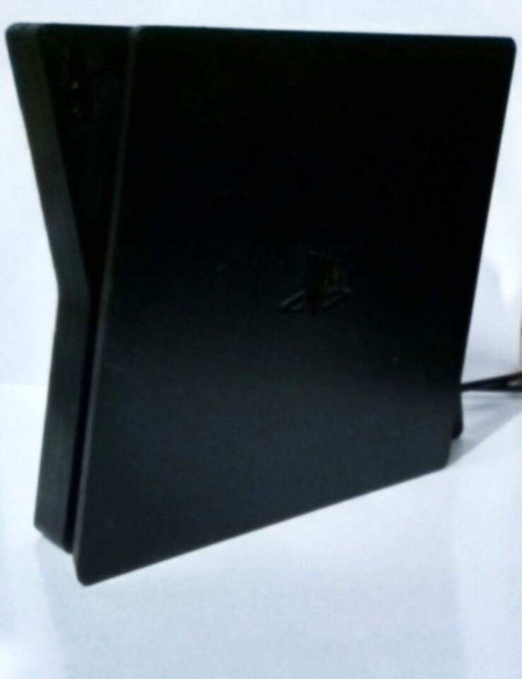 It's possible to make out the PlayStation logo. (Image source: 4channel)