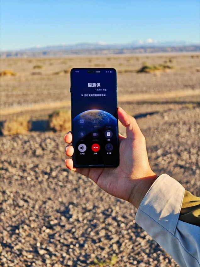 The Oppo Find X8 Pro and its display (Image source: Zhou Yibau on Weibo)