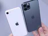 All iPhones released from 2022 onwards will feature 5G modems. (Image source: Daniel Romero)