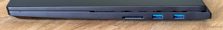 Right: SDXC card reader, 2x USB-A 3.2 Gen.1 (5 Gbit/s)